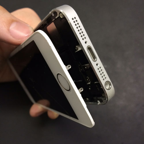iPhoneを慎重に開けて行きます